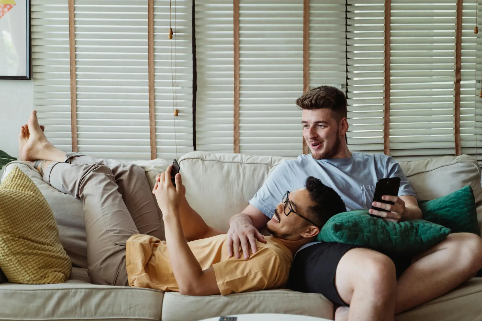 Paar schaut sich Hochzeitsfotos auf dem Smartphone an