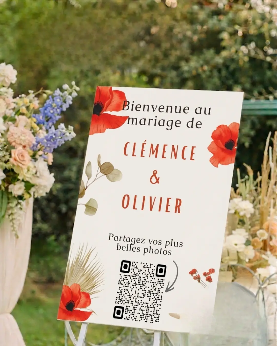 Cartel de boda con código QR de Love Album en una mesa