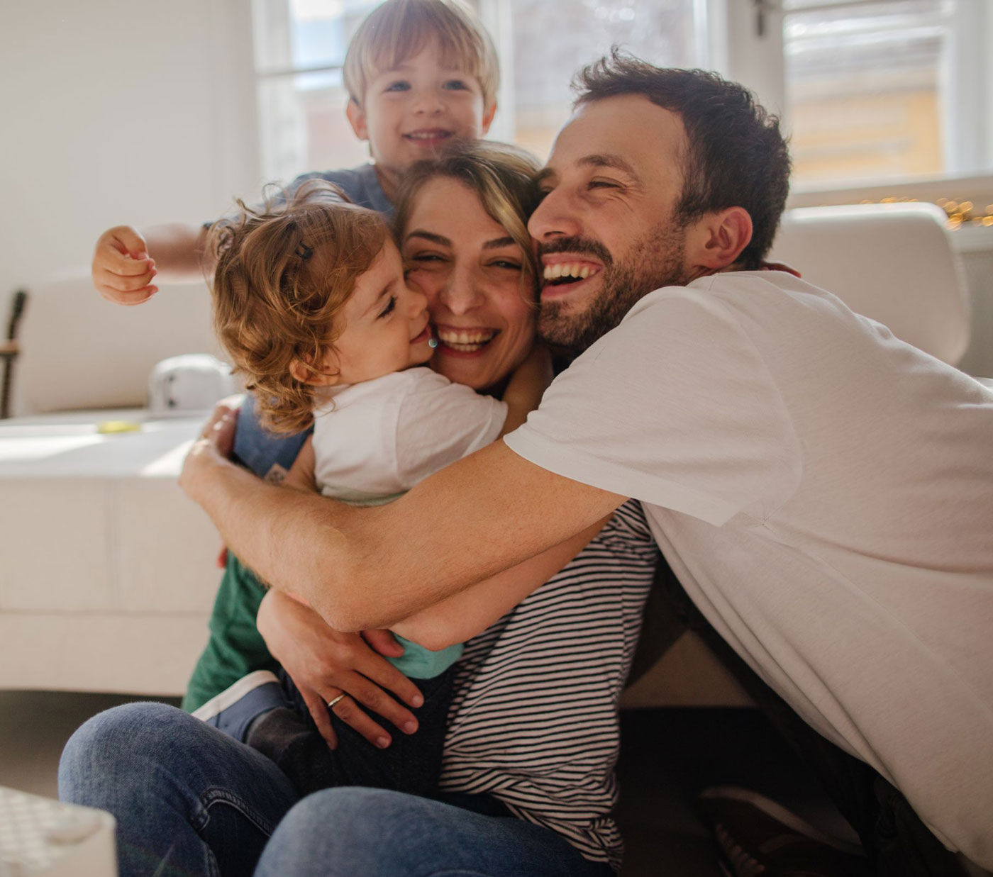 Eine Familie versammelt um geteilte Erinnerungen