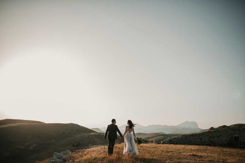 QR Code Photo Mariage d'un couple marchant dans un paysage